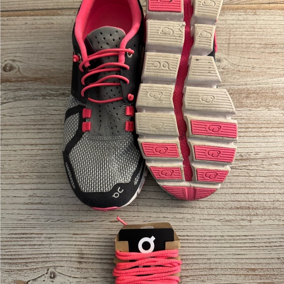 Lightly used OnCloud Sneaker 6.5 - Picture 2 of 5